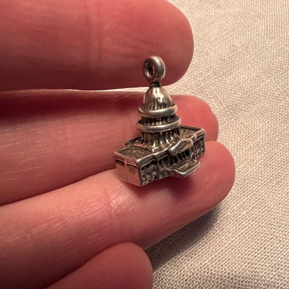 Vintage solid sterling silver Capitol Building Washington D.C. charm pendant - Picture 4 of 10